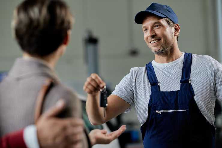 Slotenmaker overhandigt sleutels aan een klant