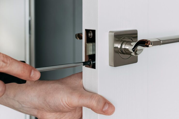 Montage van een deurklink met een schroevendraaier – slotenservice in Hoogkarspel